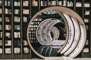 Fotografían con una toma en perspectiva, de varias salas de una biblioteca